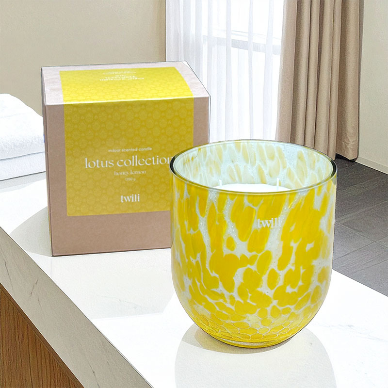 TWILI INDOOR SCENTED CANDLE LOTUS COLL. HONEY LEMON L 14,5cm/1500gr