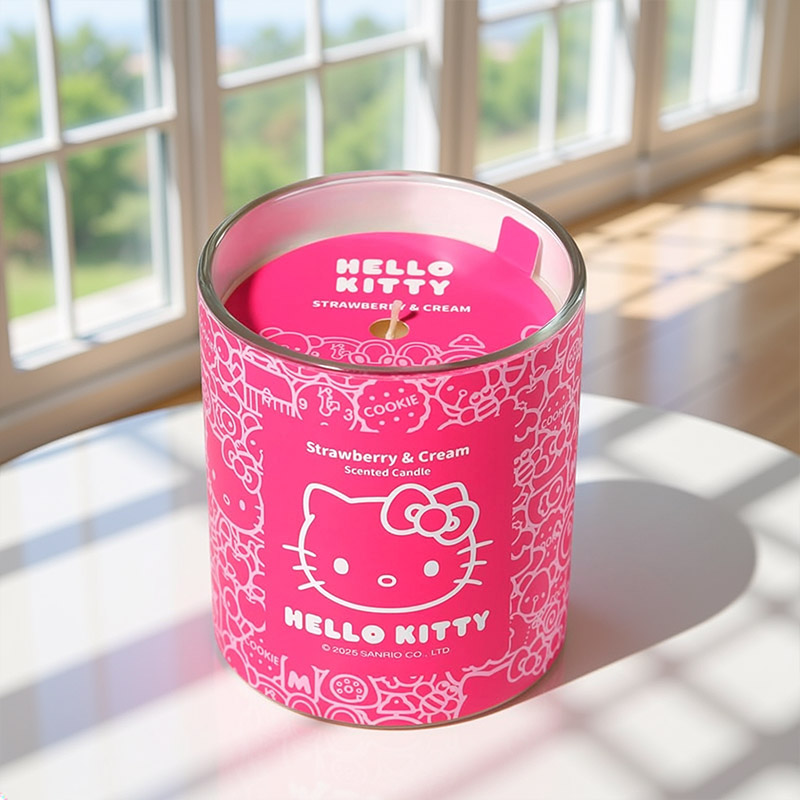 HELLO KITTY REPEAT PRINTED CANDLE STRAWBERRY&CREAM 206G